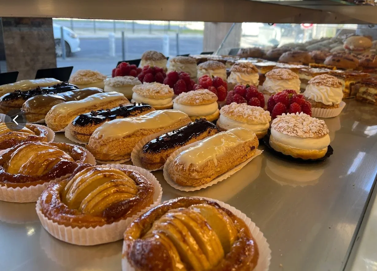 Vitrine intérieure de la Boulangerie Lesdiguières avec les pains artisanaux et les viennoiseries