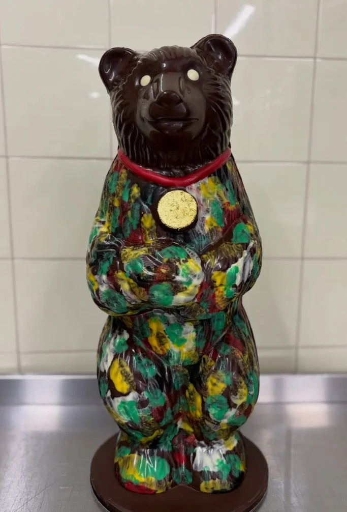 Ours en chocolat artisanal réalisé par la Boulangerie Lesdiguières, pièce décorative multicolore avec médaillon doré
